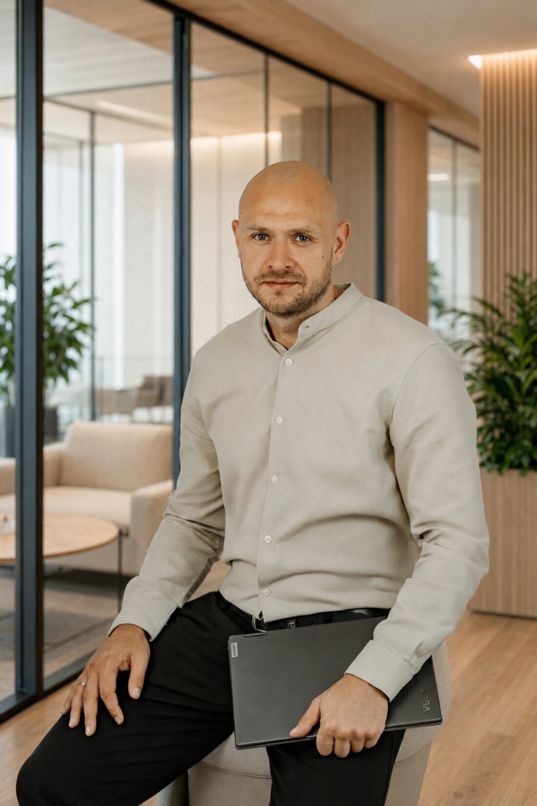 Andrej Farger bei der digitalen Verwaltung einer Immobilie